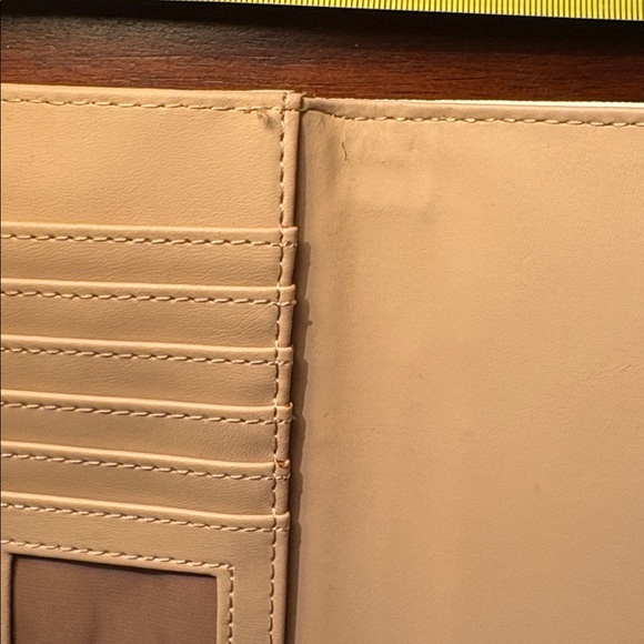 Guess Light Pink/ Tan/ Beige Wallet in Great Condition - Picture 9 of 10